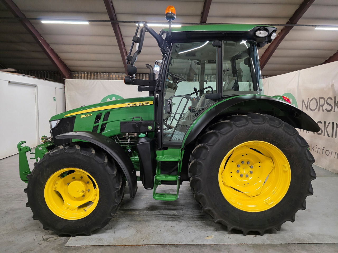 John Deere 5100R - Трактор: слика 2 John Deere 5100R - Трактор: слика 2