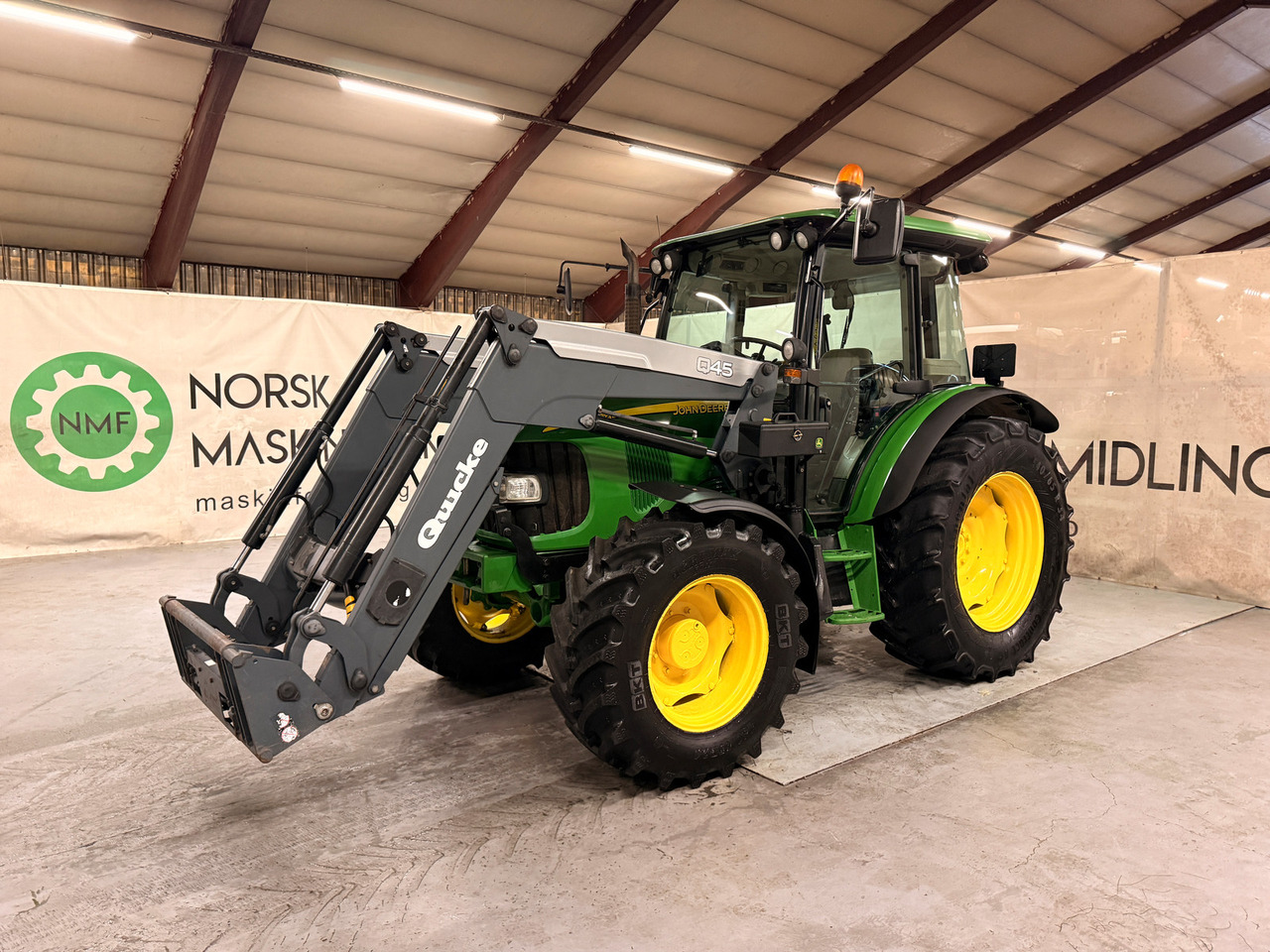John Deere 5820 - Трактор: слика 1 John Deere 5820 - Трактор: слика 1
