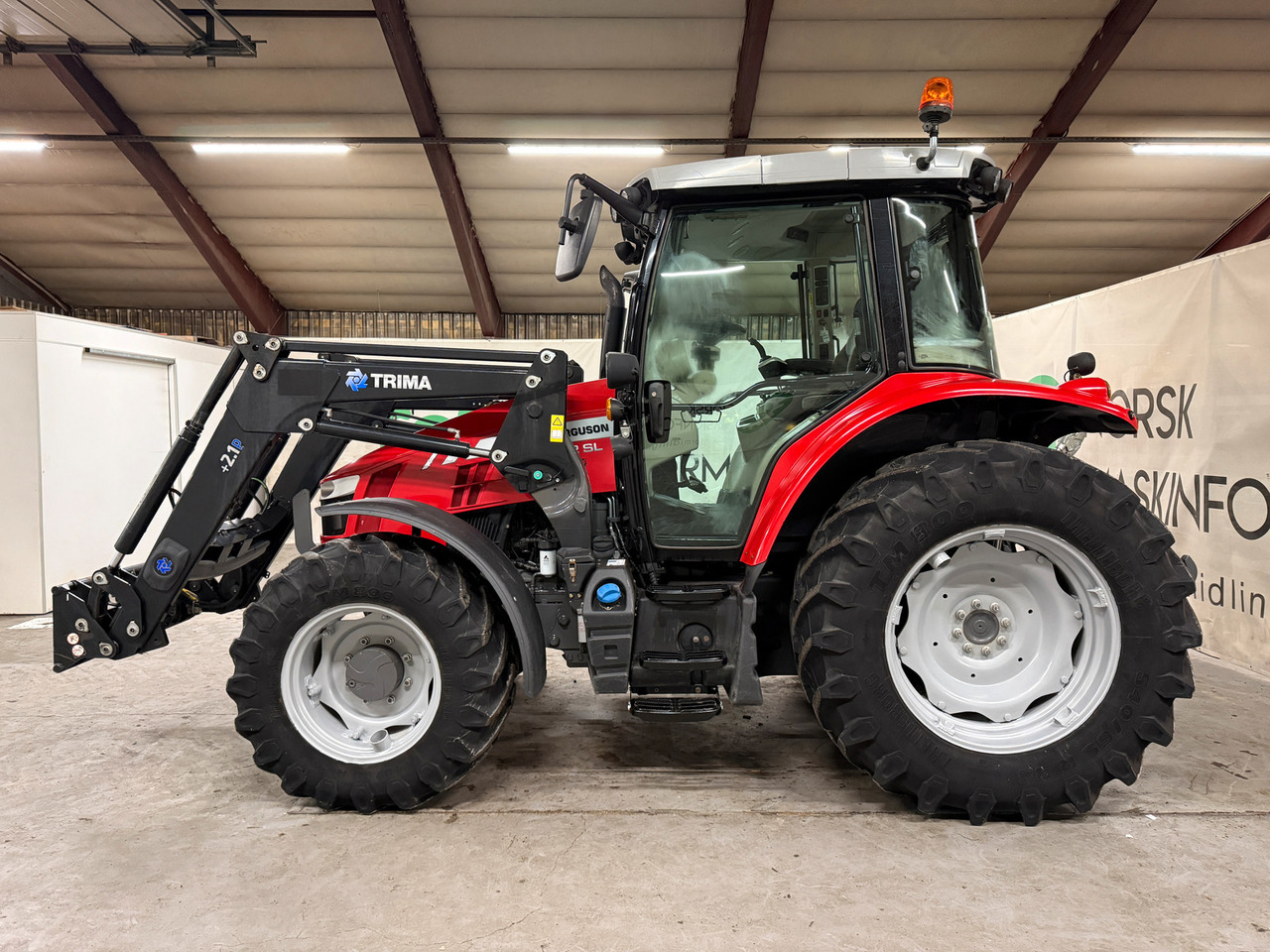 Massey Ferguson 5712 SL Dyna4 - Трактор: слика 2 Massey Ferguson 5712 SL Dyna4 - Трактор: слика 2