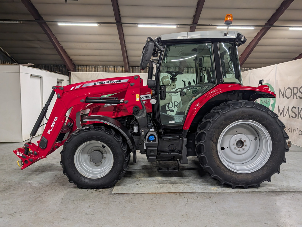 Massey Ferguson 5712S - Трактор: слика 2 Massey Ferguson 5712S - Трактор: слика 2