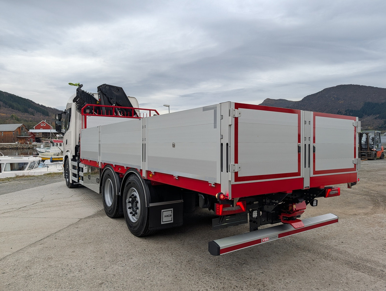 Scania G420 6x2 med HIAB 232-E5 Hipro og MCE påbygg - Камион со платформа, Камион со кран: слика 5 Scania G420 6x2 med HIAB 232-E5 Hipro og MCE påbygg - Камион со платформа, Камион со кран: слика 5