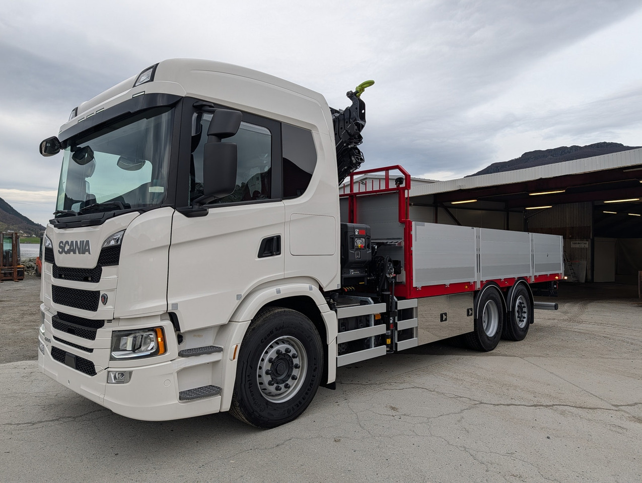 Scania G420 6x2 med HIAB 232-E5 Hipro og MCE påbygg - Камион со платформа, Камион со кран: слика 3 Scania G420 6x2 med HIAB 232-E5 Hipro og MCE påbygg - Камион со платформа, Камион со кран: слика 3
