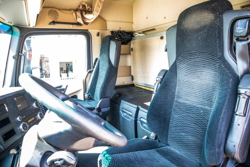 Interior photo 2: Камион влекач Mercedes ACTROS 1848 LS