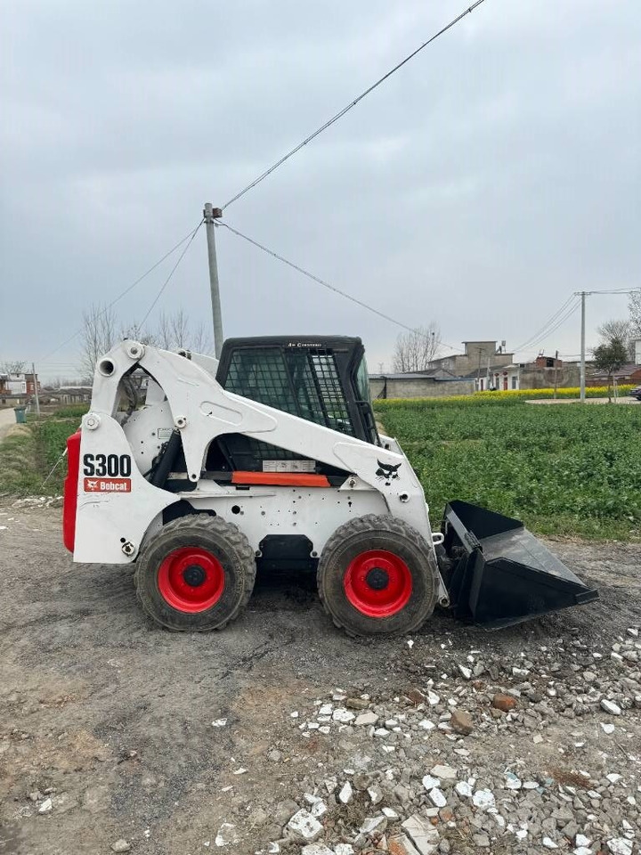 Bobcat S 300 - Компактен натоварувач: слика 1 Bobcat S 300 - Компактен натоварувач: слика 1