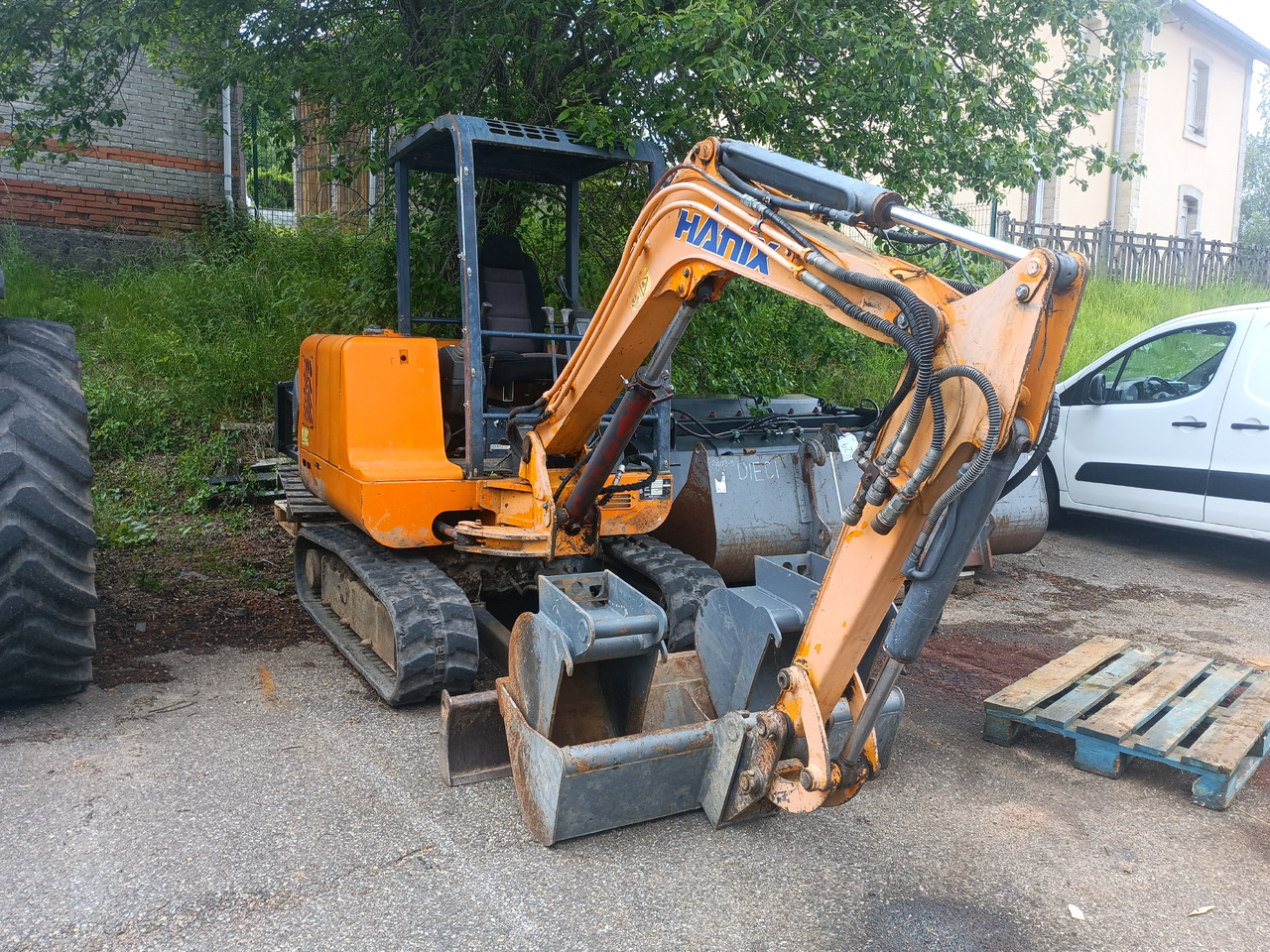 Hanix H26B - Мини багер: слика 1 Hanix H26B - Мини багер: слика 1