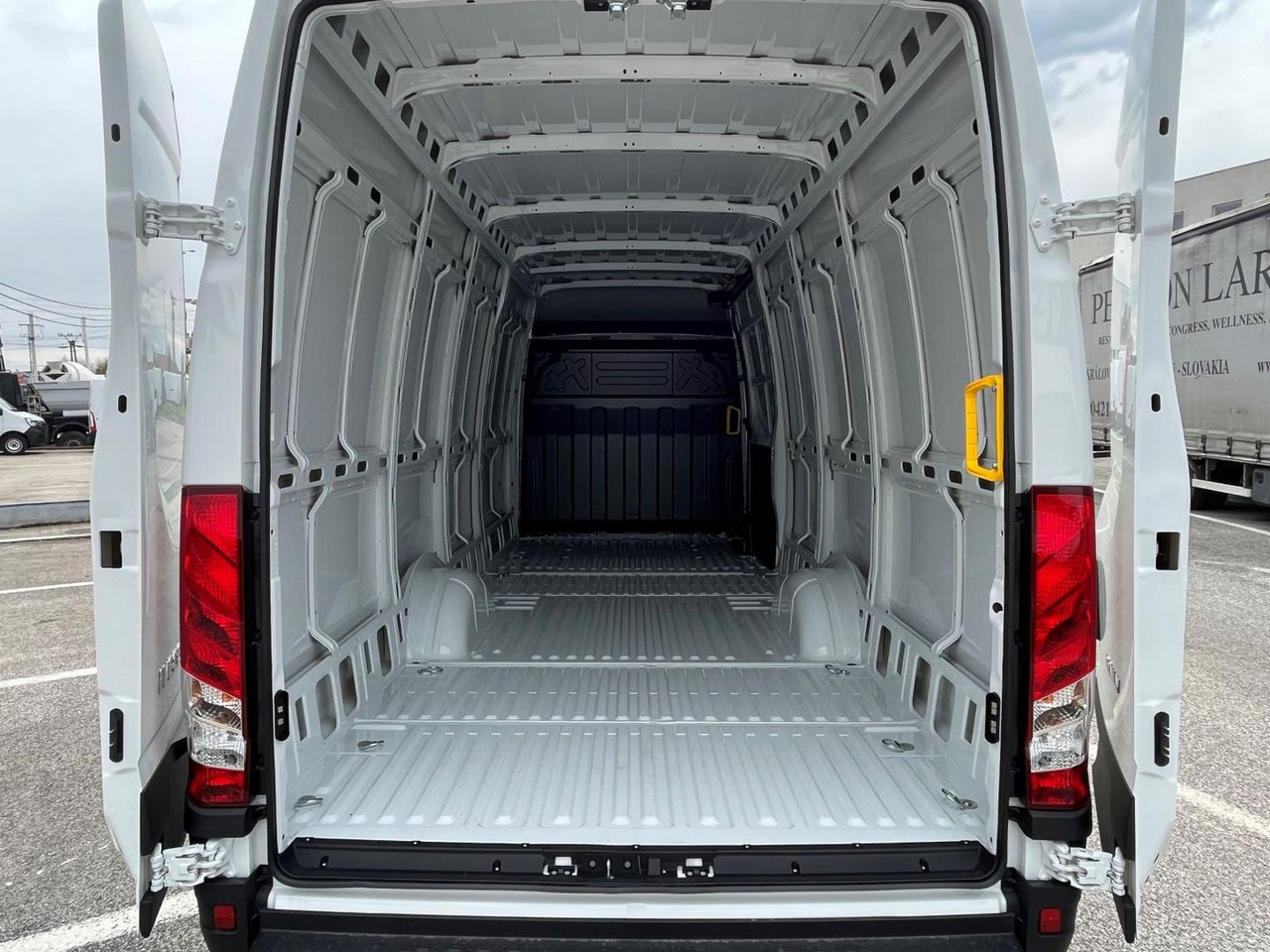 Iveco DAILY VAN, 2,3D 156k, 35S16 V - Товарно комбе: слика 5 Iveco DAILY VAN, 2,3D 156k, 35S16 V - Товарно комбе: слика 5
