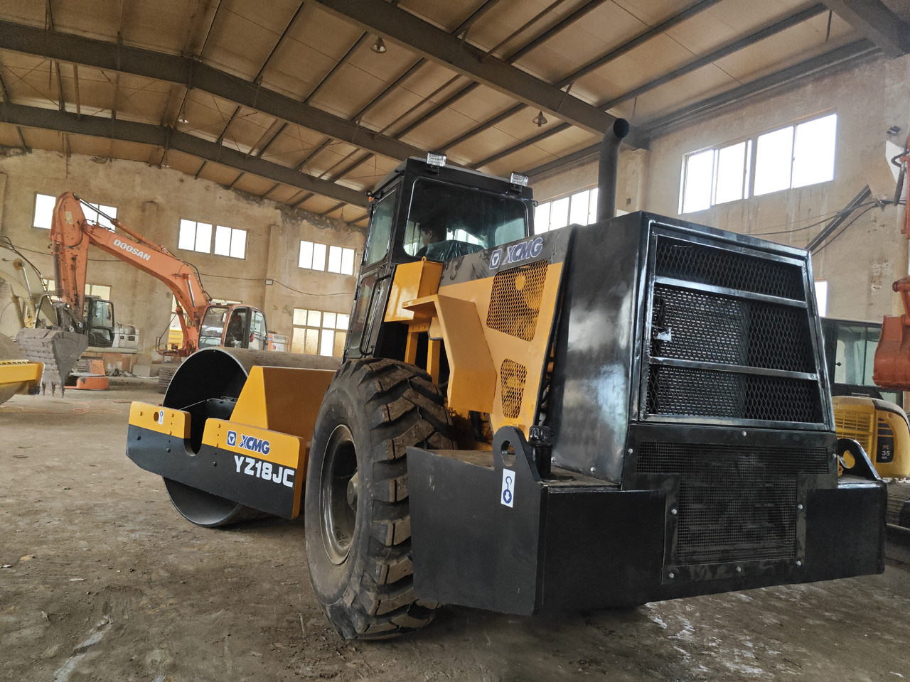 XCMG YZ18JC Used xcmg road roller/compactor - Ваљак за пат: слика 2 XCMG YZ18JC Used xcmg road roller/compactor - Ваљак за пат: слика 2