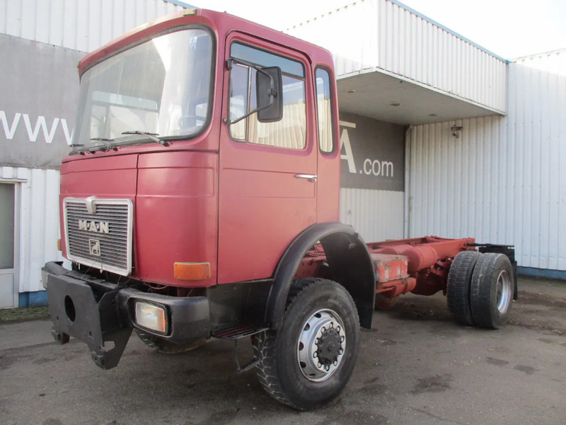 MAN 16.220 , 4x4 , Manual Eaton , Spring suspension - Камион со кабинска шасија: слика 1 MAN 16.220 , 4x4 , Manual Eaton , Spring suspension - Камион со кабинска шасија: слика 1