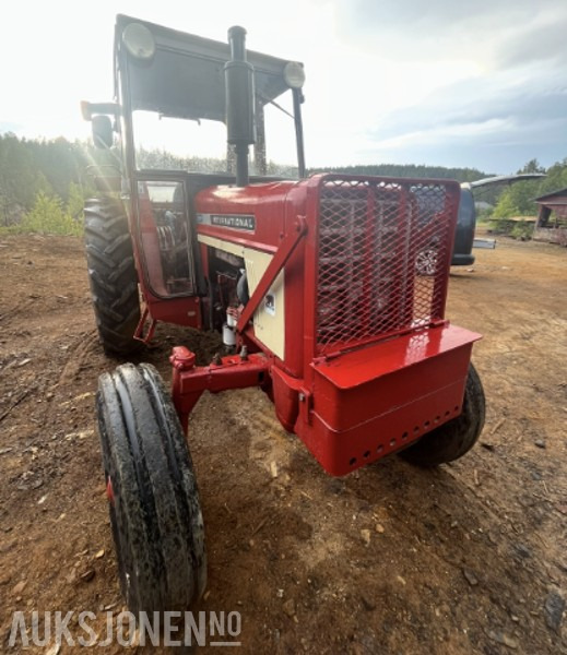 1975 International 674 traktor - Brukt til vedmaskin - Трактор: слика 3 1975 International 674 traktor - Brukt til vedmaskin - Трактор: слика 3