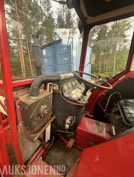 1975 International 674 traktor - Brukt til vedmaskin - Трактор: слика 4 1975 International 674 traktor - Brukt til vedmaskin - Трактор: слика 4