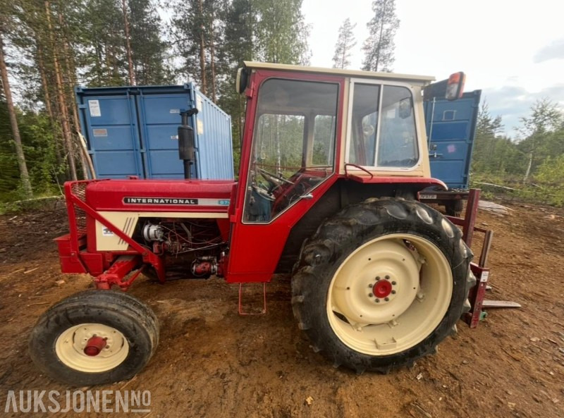 1975 International 674 traktor - Brukt til vedmaskin - Трактор: слика 1 1975 International 674 traktor - Brukt til vedmaskin - Трактор: слика 1