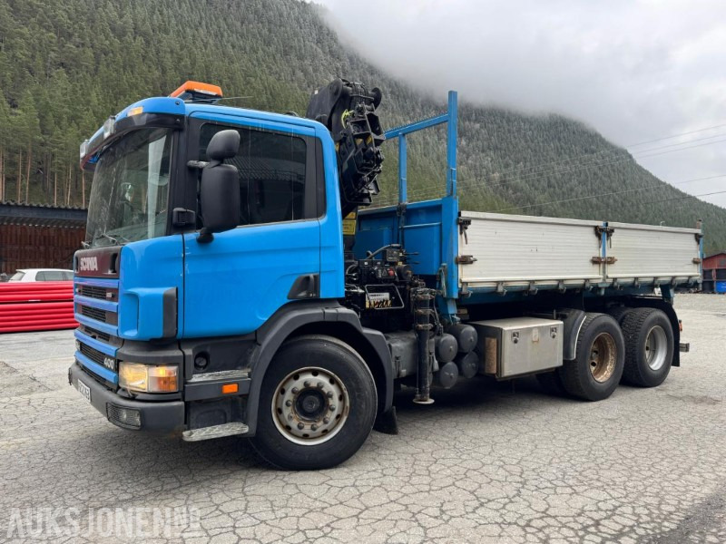 1997 Scania P124 400 kranbil med 3-veis tipp og klype - Камион со кран: слика 1 1997 Scania P124 400 kranbil med 3-veis tipp og klype - Камион со кран: слика 1