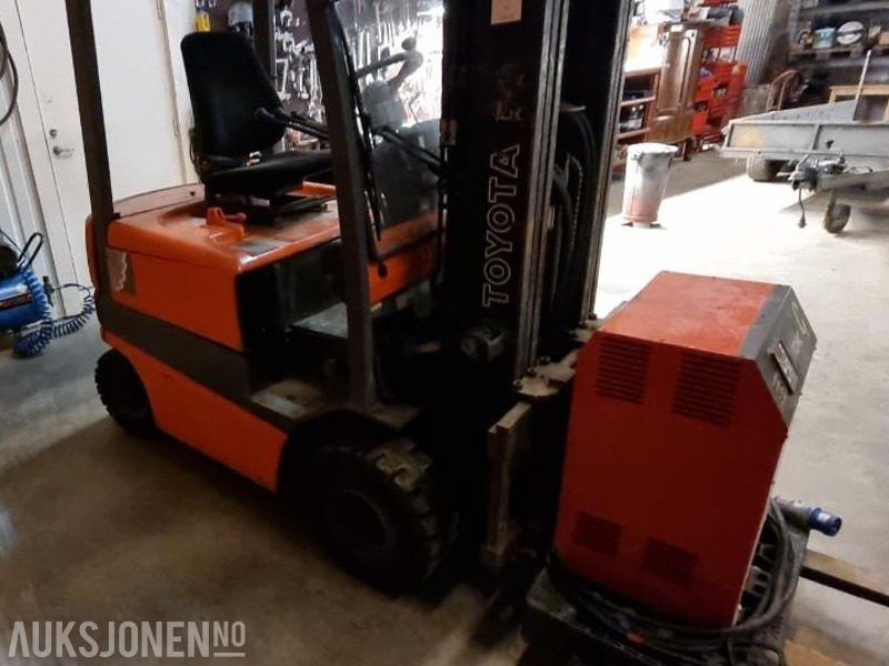 1997 Toyota Truck FBMF16 - Телескопски ракувач: слика 2 1997 Toyota Truck FBMF16 - Телескопски ракувач: слика 2