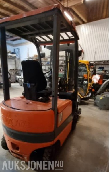 1997 Toyota Truck FBMF16 - Телескопски ракувач: слика 3 1997 Toyota Truck FBMF16 - Телескопски ракувач: слика 3