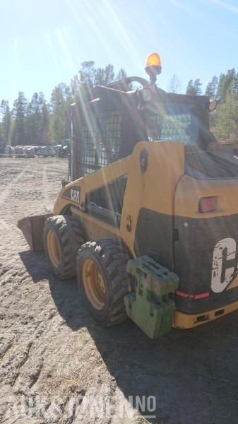 2002 Cat 216 kompaktlaster med motorvarmer - Компактен натоварувач: слика 5 2002 Cat 216 kompaktlaster med motorvarmer - Компактен натоварувач: слика 5