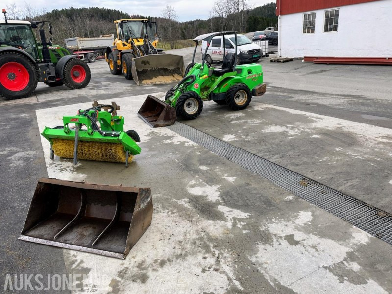 2009 AVANT 750 MINILASTER | 2 SKUFFER | AVANT 1500 KOST | PALLEGAFLER | 3267 TIMER - Компактен натоварувач: слика 1 2009 AVANT 750 MINILASTER | 2 SKUFFER | AVANT 1500 KOST | PALLEGAFLER | 3267 TIMER - Компактен натоварувач: слика 1