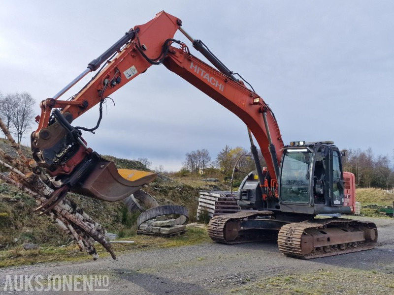 2009 Hitachi ZX225USLC-3 Beltegraver m/GPS/Rototilt med klype/Pusseskuffe, 12800 timer - Багер: слика 1 2009 Hitachi ZX225USLC-3 Beltegraver m/GPS/Rototilt med klype/Pusseskuffe, 12800 timer - Багер: слика 1
