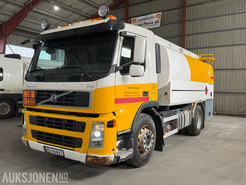2010 Volvo FM 370 tankbil med 12000 liters tank - Камион цистерна: слика 1 2010 Volvo FM 370 tankbil med 12000 liters tank - Камион цистерна: слика 1