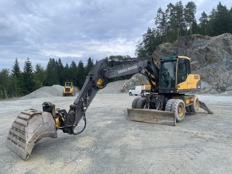 2011 Volvo EW140C Hjulgraver - VA-bom - Sentralsmøring - Bunkringspumpe - Engcon Tiltrotator med klype - Pusseskuffe - Багер: слика 1 2011 Volvo EW140C Hjulgraver - VA-bom - Sentralsmøring - Bunkringspumpe - Engcon Tiltrotator med klype - Pusseskuffe - Багер: слика 1