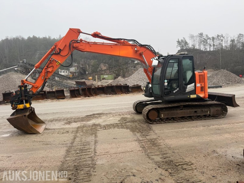 2014 Hitachi Zaxis 135us BELTEGRAVER ENGCON TILTROTATOR SERVICEHISTORIKK SENTRALSMØRING 2 SKUFFER - Багер: слика 3 2014 Hitachi Zaxis 135us BELTEGRAVER ENGCON TILTROTATOR SERVICEHISTORIKK SENTRALSMØRING 2 SKUFFER - Багер: слика 3