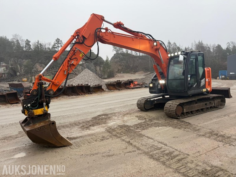 2014 Hitachi Zaxis 135us BELTEGRAVER ENGCON TILTROTATOR SERVICEHISTORIKK SENTRALSMØRING 2 SKUFFER - Багер: слика 1 2014 Hitachi Zaxis 135us BELTEGRAVER ENGCON TILTROTATOR SERVICEHISTORIKK SENTRALSMØRING 2 SKUFFER - Багер: слика 1