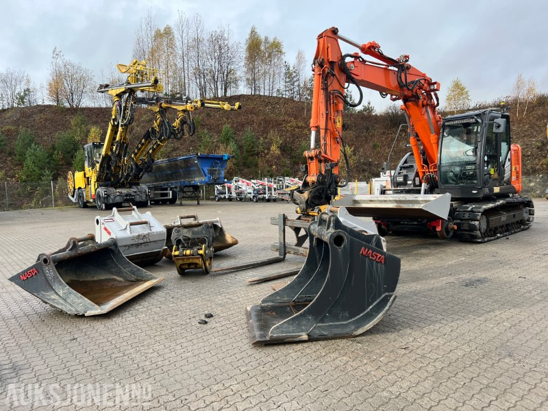 2015 Hitachi ZX135-US Rail maskin med henger, tilt, klype, 6 skuffer, klype - Багер: слика 1 2015 Hitachi ZX135-US Rail maskin med henger, tilt, klype, 6 skuffer, klype - Багер: слика 1