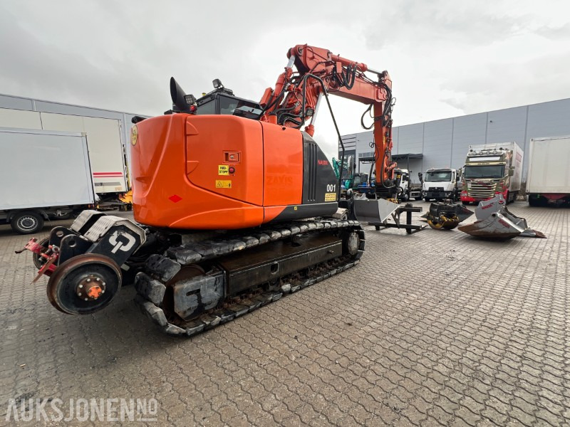 2015 Hitachi ZX135-US Rail maskin med henger, tilt, klype, 6 skuffer, klype - Багер: слика 5 2015 Hitachi ZX135-US Rail maskin med henger, tilt, klype, 6 skuffer, klype - Багер: слика 5