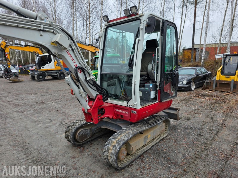 2015 Takeuchi TB230 minigraver 2,8 T SMP rototilt - Мини багер: слика 3 2015 Takeuchi TB230 minigraver 2,8 T SMP rototilt - Мини багер: слика 3
