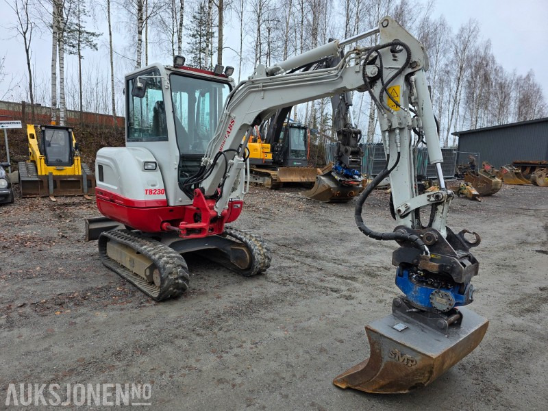 2015 Takeuchi TB230 minigraver 2,8 T SMP rototilt - Мини багер: слика 2 2015 Takeuchi TB230 minigraver 2,8 T SMP rototilt - Мини багер: слика 2
