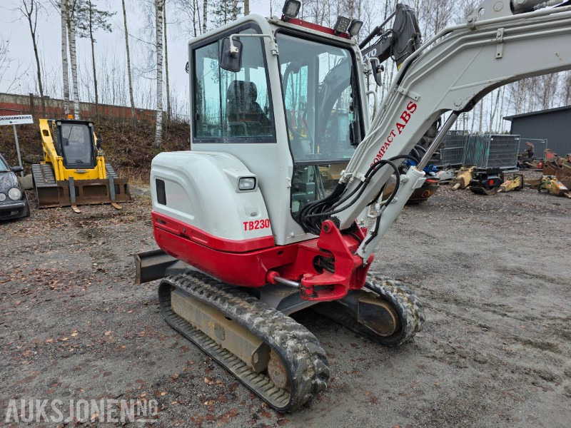 2015 Takeuchi TB230 minigraver 2,8 T SMP rototilt - Мини багер: слика 4 2015 Takeuchi TB230 minigraver 2,8 T SMP rototilt - Мини багер: слика 4