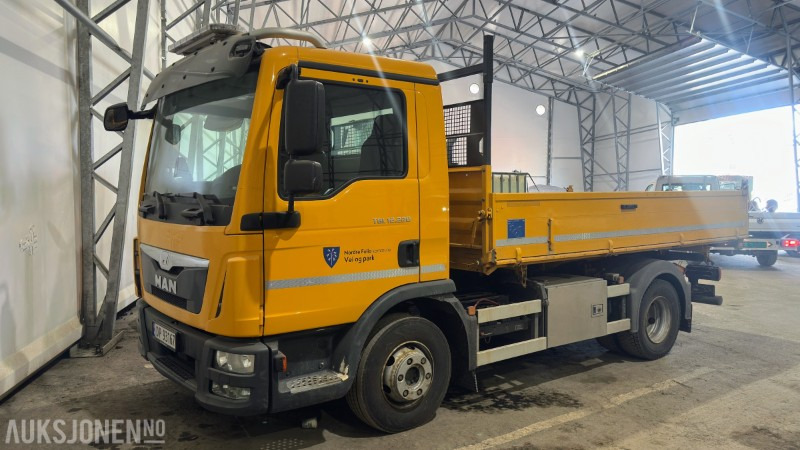 Камион со платформа 2016 MAN TGL 12.220 4X2 Lastebil med plan | 3-veis tipp | Kun 32 163 km | EU-godkjent til 02/2026: слика 1
