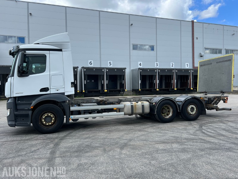 2016 Mercedes-Benz Antos 2545 containerbil med baklem, ryggekamera, hengerfeste, bluetec - Транспортер на контејнер/ Камион со променливо тело: слика 2 2016 Mercedes-Benz Antos 2545 containerbil med baklem, ryggekamera, hengerfeste, bluetec - Транспортер на контејнер/ Камион со променливо тело: слика 2