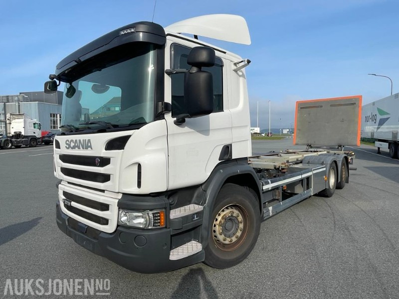 2016 Scania P370 LB6x2 lastebil med lift/løftebord - 3-akslet - Kamera - 208601 km. - Транспортер на контејнер/ Камион со променливо тело: слика 1 2016 Scania P370 LB6x2 lastebil med lift/løftebord - 3-akslet - Kamera - 208601 km. - Транспортер на контејнер/ Камион со променливо тело: слика 1