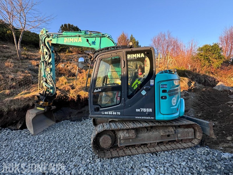 2021 Kobelco SK75SR-7 - 8 tonns Gravemaskin - Sentralsmøring - Engcon tiltrotator - Hammer - Pusskuffe - Gallerskufffe - Graveskuffe - Smalskuffe og Klype - Gått 2732 timer - Багер: слика 2 2021 Kobelco SK75SR-7 - 8 tonns Gravemaskin - Sentralsmøring - Engcon tiltrotator - Hammer - Pusskuffe - Gallerskufffe - Graveskuffe - Smalskuffe og Klype - Gått 2732 timer - Багер: слика 2