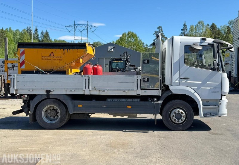 2021 Mercedes-Benz Atego 1530 lappebil/asfaltcontainer/hengsrød plan/adaptiv cruisecontrol/kamera - Камион со платформа: слика 4 2021 Mercedes-Benz Atego 1530 lappebil/asfaltcontainer/hengsrød plan/adaptiv cruisecontrol/kamera - Камион со платформа: слика 4