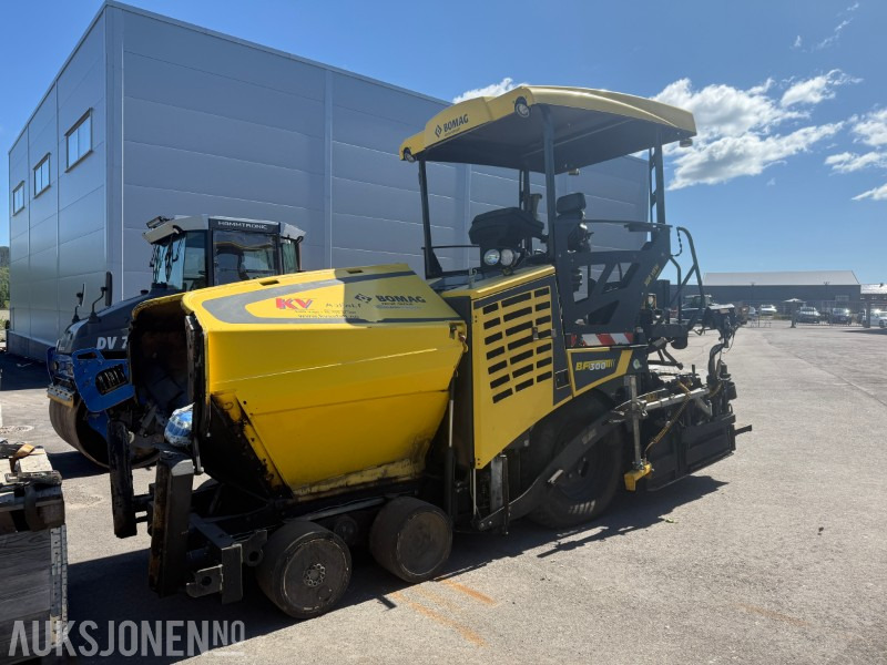 Bomag BF 300 P-2 Asfaltlegger - 54,6 kW - med 25cm utvidersett til screed og ekstra screedplatesett - Градежна опрема: слика 1 Bomag BF 300 P-2 Asfaltlegger - 54,6 kW - med 25cm utvidersett til screed og ekstra screedplatesett - Градежна опрема: слика 1