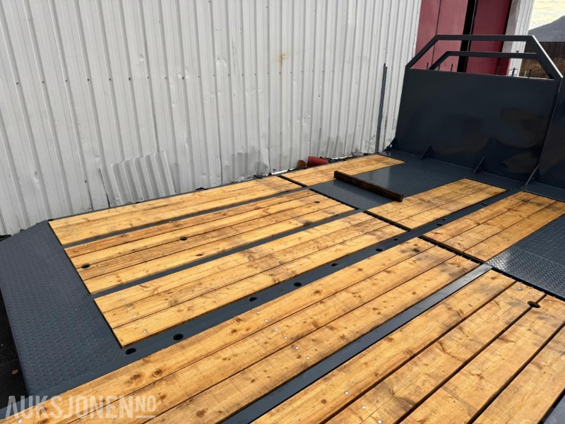 2025 NYTT Maskinflak med staker og låsbare skap - Камион: слика 2 2025 NYTT Maskinflak med staker og låsbare skap - Камион: слика 2