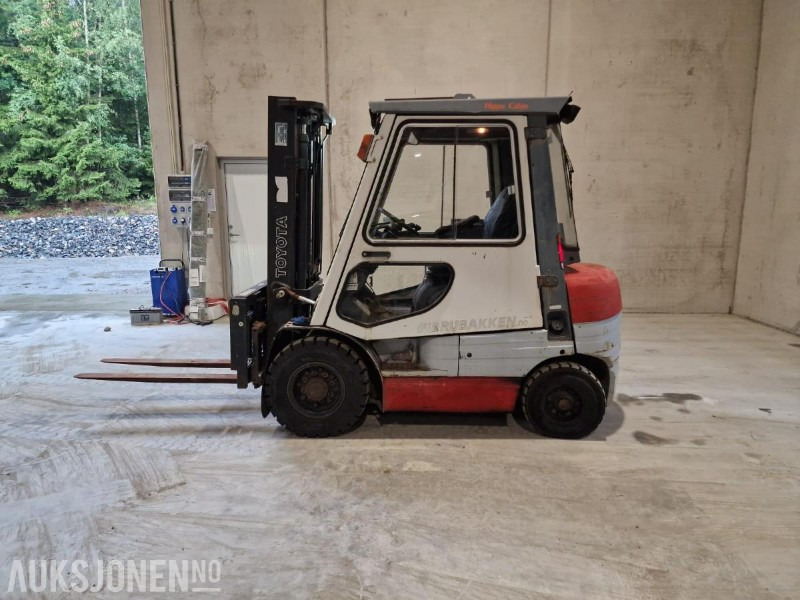 Опрема за ракување со материјали 1997 Toyota 6FD25 - Diesel Gaffeltruck: слика 1