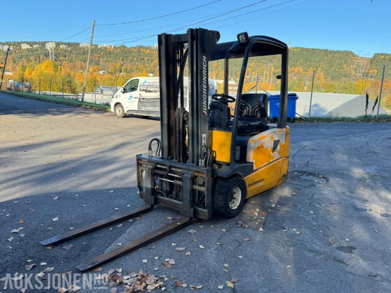 2005 Jungheinrich EFG 218K - elektrisk gaffeltruck / motvektstruck med lader - Опрема за ракување со материјали: слика 1 2005 Jungheinrich EFG 218K - elektrisk gaffeltruck / motvektstruck med lader - Опрема за ракување со материјали: слика 1