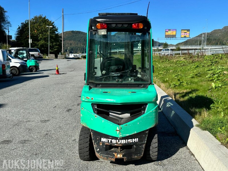 2006 Mitsubishi FD25N Dieseltruck – 2,5 tonn/nysertifisert, 1570 timer - Опрема за ракување со материјали: слика 4 2006 Mitsubishi FD25N Dieseltruck – 2,5 tonn/nysertifisert, 1570 timer - Опрема за ракување со материјали: слика 4