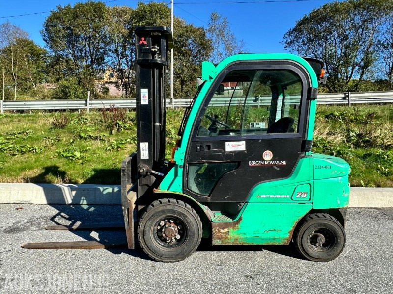 2006 Mitsubishi FD25N Dieseltruck – 2,5 tonn/nysertifisert, 1570 timer - Опрема за ракување со материјали: слика 2 2006 Mitsubishi FD25N Dieseltruck – 2,5 tonn/nysertifisert, 1570 timer - Опрема за ракување со материјали: слика 2