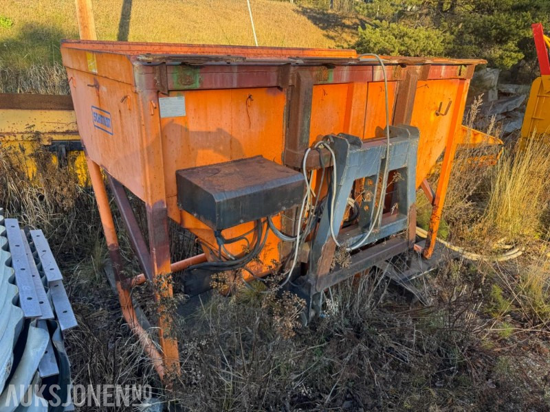 2006 Shmidt Traxos 18VCB selvlastende tallerkenspreder for traktor 1,8 m3 - Земјоделска машина: слика 1 2006 Shmidt Traxos 18VCB selvlastende tallerkenspreder for traktor 1,8 m3 - Земјоделска машина: слика 1