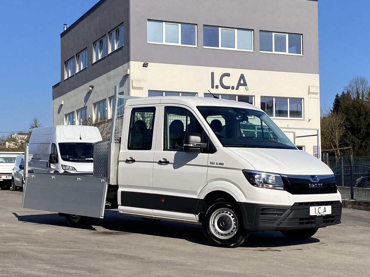 MAN TGE 3.180 DOKA 1+6 3640MM | OFFENE PRITSCHE + ALU KOFFER AUF DER PRITSCHE - Комбе со отворен сандак: слика 2 MAN TGE 3.180 DOKA 1+6 3640MM | OFFENE PRITSCHE + ALU KOFFER AUF DER PRITSCHE - Комбе со отворен сандак: слика 2