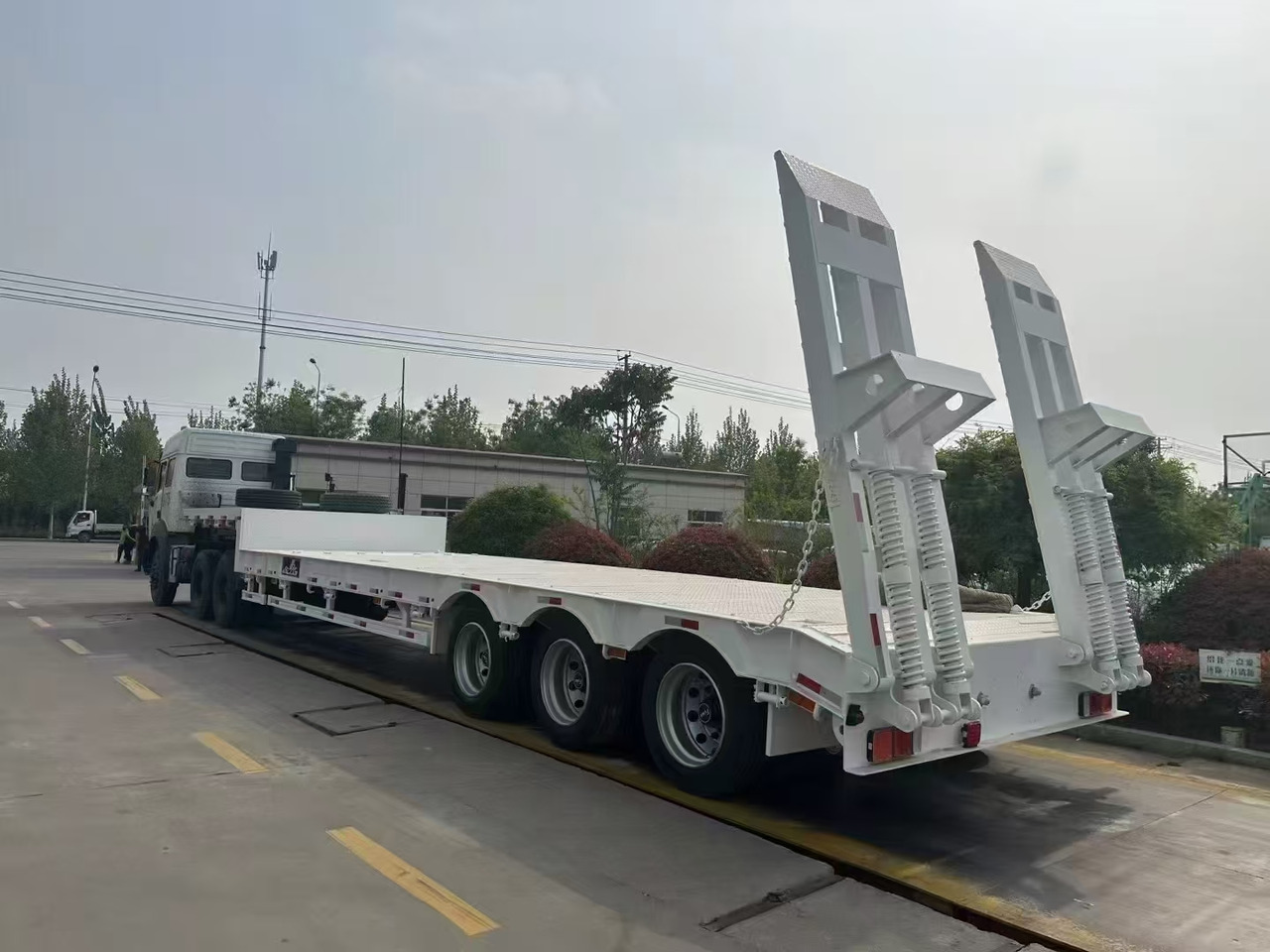 ZHICHENG Semi Flat Bed Low Bed in New or Used with 3 Axles 4 Axles - Полуприколка за низок утовар: слика 2 ZHICHENG Semi Flat Bed Low Bed in New or Used with 3 Axles 4 Axles - Полуприколка за низок утовар: слика 2