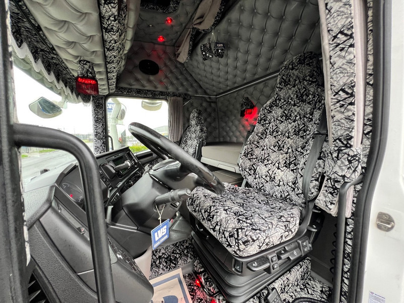 Камион влекач Scania R500 NGS 6x2 Trekker WB 2.95 / Retarder / 2x Tank / Special interior: слика 18