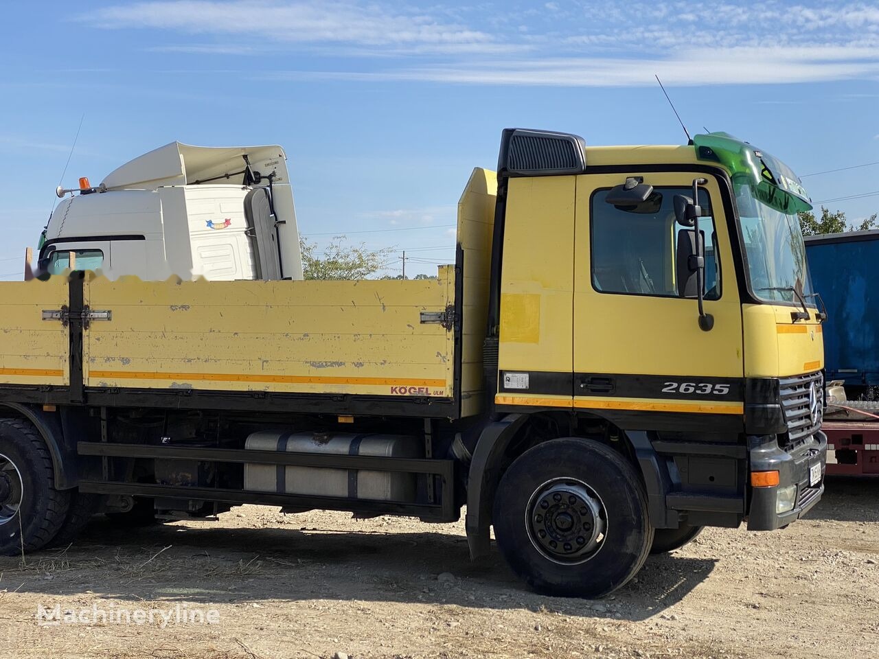 Камион со кран, Камион со платформа Mercedes-Benz Dropside camion Mercedes-Benz Actros MP1 V6 2635 + KRANE HIAB 17: слика 6