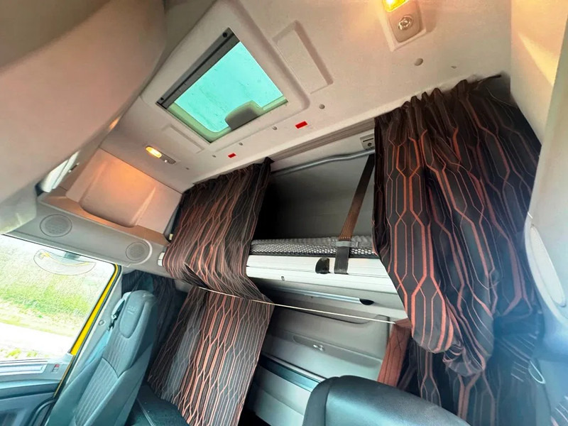 Камион влекач DAF XF 530 Twensteer 6x2/4. Hydr. system.: слика 14