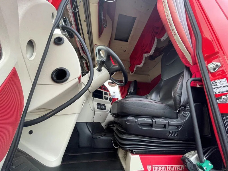 Камион влекач DAF XF 530 Twensteer Special interior. Full Air suspension Hydr. system: слика 7