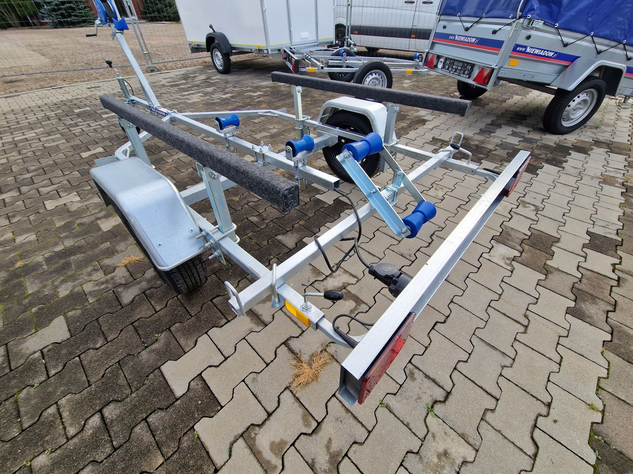 Nowa Przyczepa 2025 Podłodziowa ponton łódź Niewiadów P400 P415 do 6m - Автотранспортна приколка: слика 2 Nowa Przyczepa 2025 Podłodziowa ponton łódź Niewiadów P400 P415 do 6m - Автотранспортна приколка: слика 2