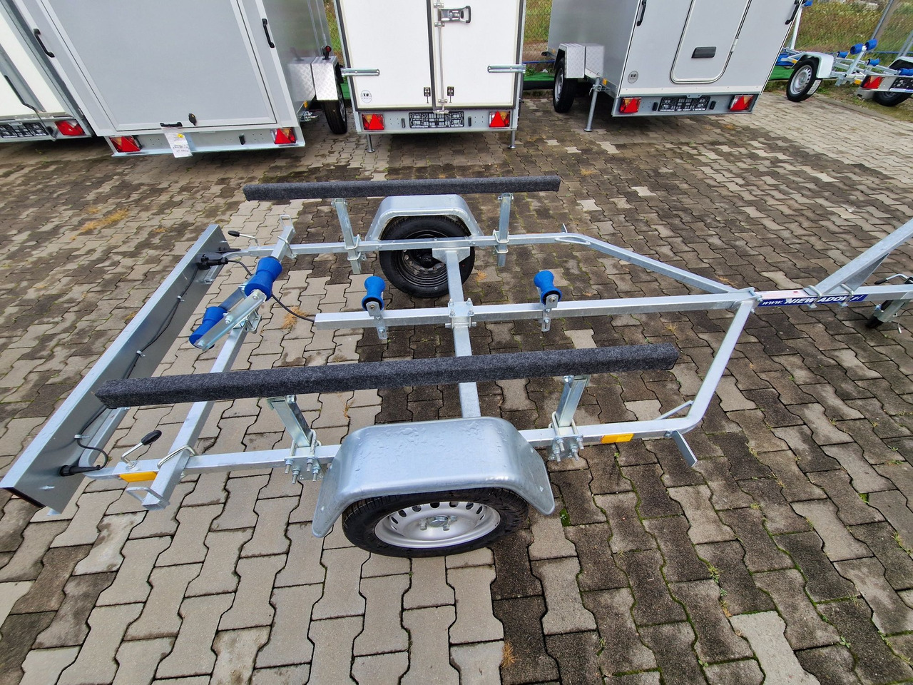 Nowa Przyczepa 2025 Podłodziowa ponton łódź Niewiadów P400 P415 do 6m - Автотранспортна приколка: слика 3 Nowa Przyczepa 2025 Podłodziowa ponton łódź Niewiadów P400 P415 do 6m - Автотранспортна приколка: слика 3